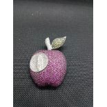 Pendentif pomme en argent 925/1000 serti de strass. 6 x 4,2 cm. - Poids brut : 31,1 [...]