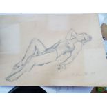 Ecole du XX ème - jeune femme allongée - Crayon, 34,5 x 49,5 cm, porte une [...]