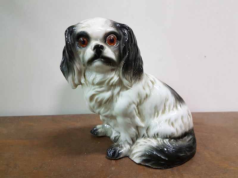 Veilleuse chien en porcelaine polychrome Vers 1900 Haut : 13 cm -