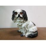 Veilleuse chien en porcelaine polychrome Vers 1900 Haut : 13 cm -