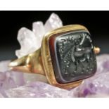 Islamic Sassanian Agate Intaglio & Gold Ring - 14.6 g