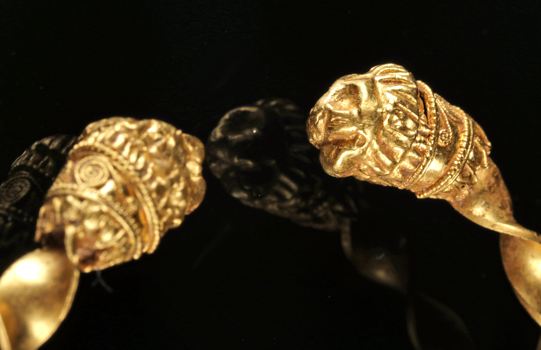 Published Greek 22K+ Gold Bracelet w/ Lion Head Finials - Image 3 of 3