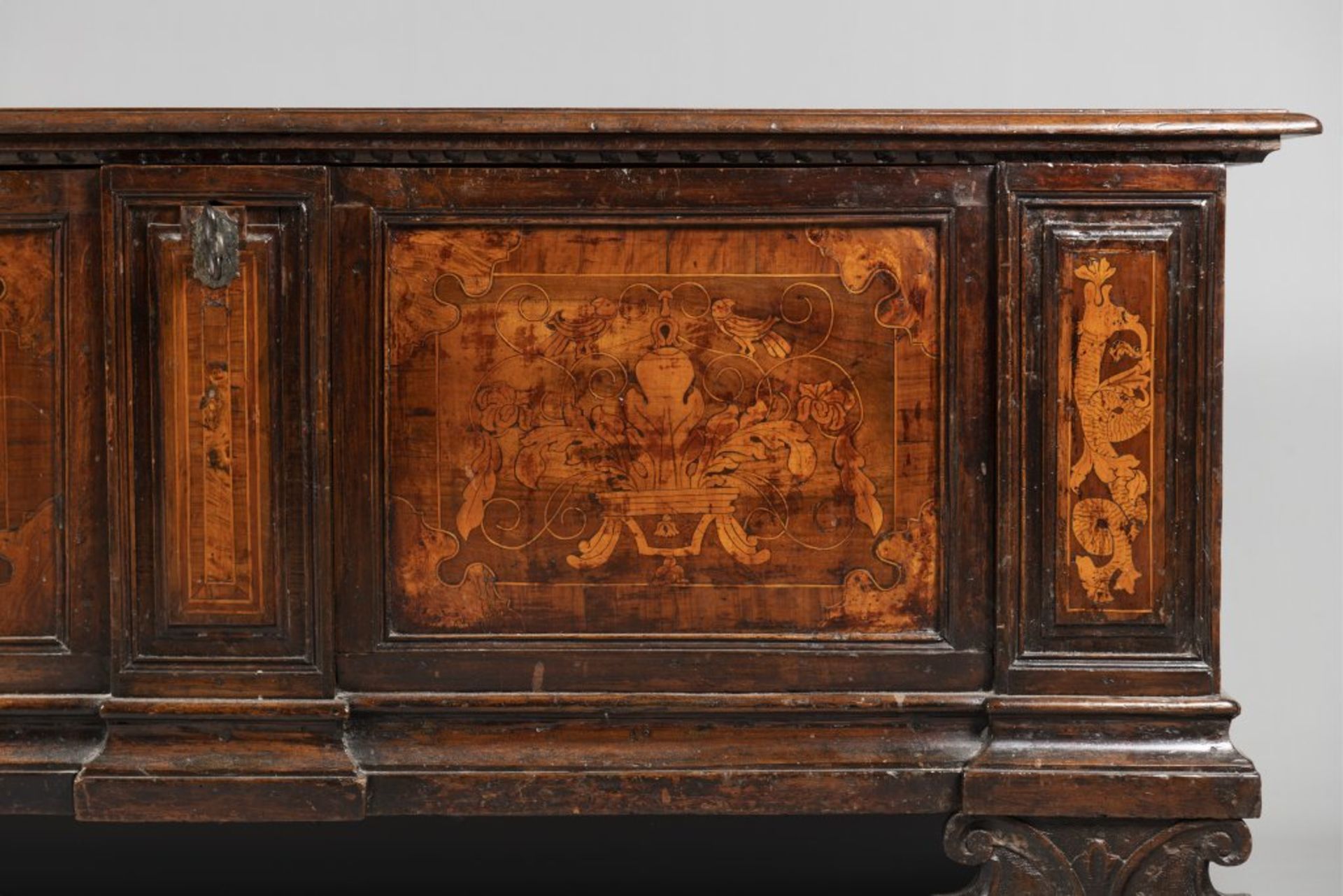 A CHEST Late 17th/early 18th century Northern Europe Walnut, inlay 70 x 173 x 55,5 cm A wooden chest - Bild 2 aus 2