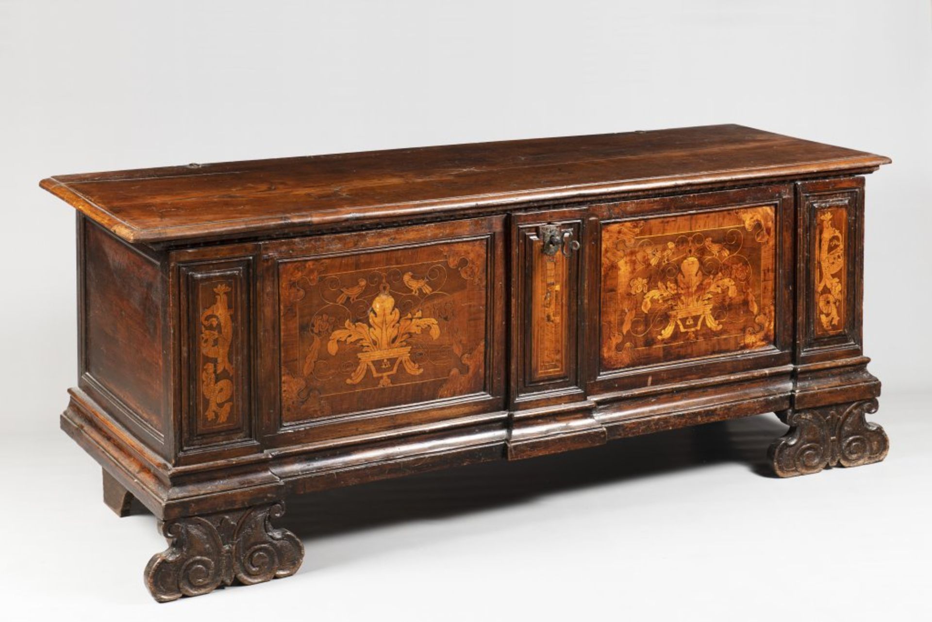 A CHEST Late 17th/early 18th century Northern Europe Walnut, inlay 70 x 173 x 55,5 cm A wooden chest