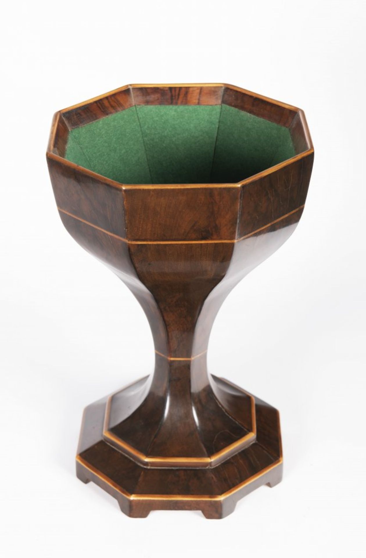 A BIEDERMEIER “SPUCKNAPF” SPITTOON Ca. 1830 Austria Vídeò Walnut and maple wood 34 cm This faceted - Bild 2 aus 2