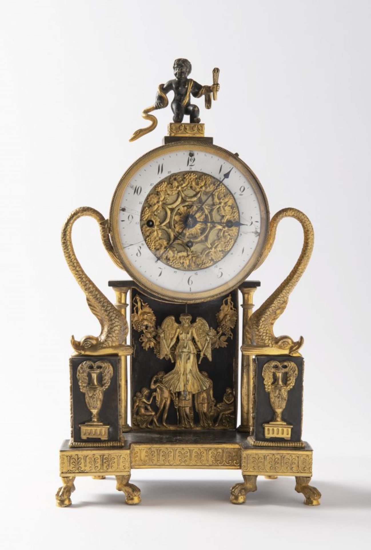 A VIENNESE EMPIRE TABLE CLOCK Ca. 1820 Austria Vídeò Gilt bronze 34 x 20 x 10 cm The elegant clock