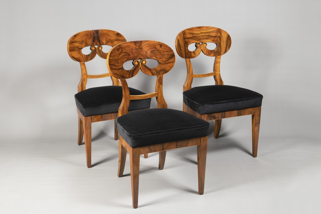 A SUITE OF THREE BIEDERMEIER CHAIRS 1820 - 1830 Central Europe Walnut and maple 91 x 50 x 47 cm This