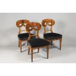 A SUITE OF THREE BIEDERMEIER CHAIRS 1820 - 1830 Central Europe Walnut and maple 91 x 50 x 47 cm This