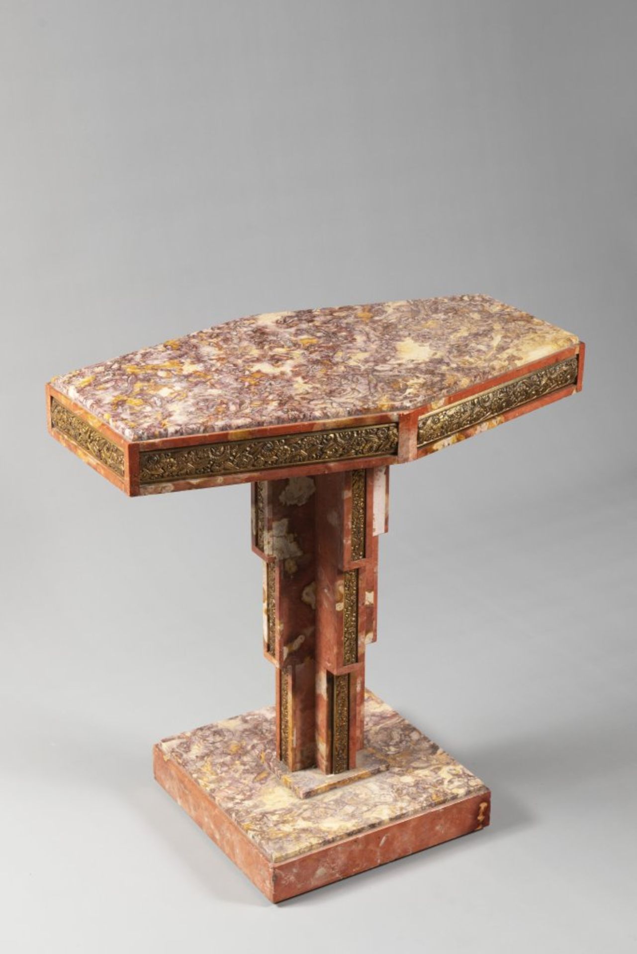 A MARBLE ART DECO SIDE TABLE 1930s France Marble, gilt bronze 61 x 60,5 x 35 cm This Art Deco side - Bild 2 aus 3