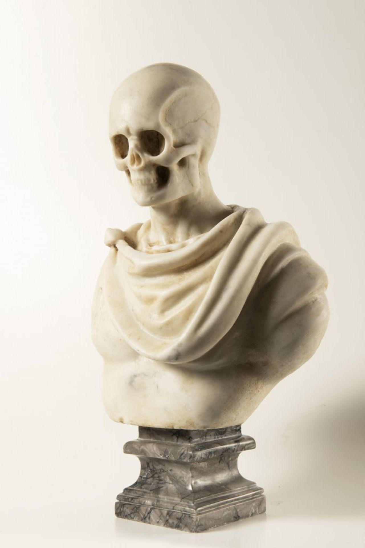 A MEMENTO MORI 19th century Italy Marble 38 cm This rare white Carrara marble bust presents an - Bild 2 aus 2