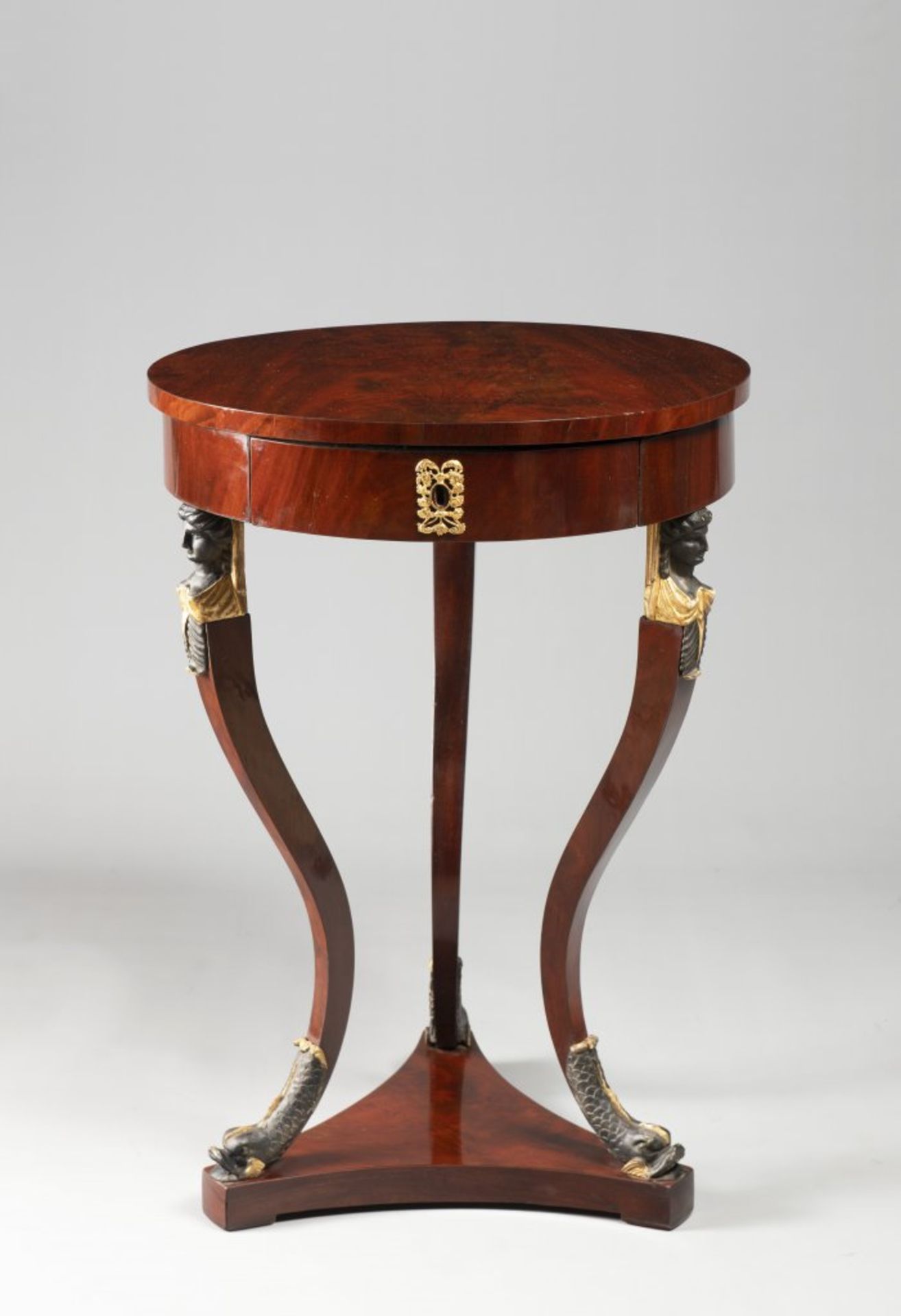 AN EMPIRE SIDE TABLE Ca. 1810 Austria Vídeò Mahogany, gilt bronze 76 cm, ?53 cm This elegant