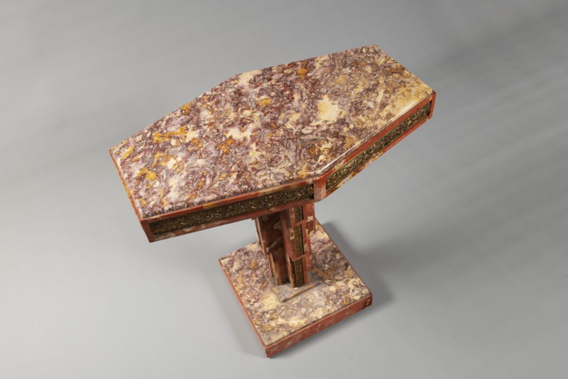 A MARBLE ART DECO SIDE TABLE 1930s France Marble, gilt bronze 61 x 60,5 x 35 cm This Art Deco side - Bild 3 aus 3