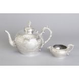 A GEORGE V SILVER TEAPOT, SHEFFIELD 1931, MAPPIN & WEBB, the hinged cover with removable finial,