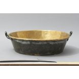 AN EARLY 19th CENTURY CAPE COPPER AND BRASS BOILING PAN, the canted sides with a rolled rim and