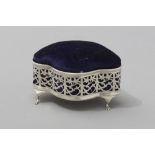 A GEORGE V SILVER TRINKET BOX/PIN CUSHION, BIRMINGHAM 1910, MAKER'S MARKS INDECIPHERABLE, reeded