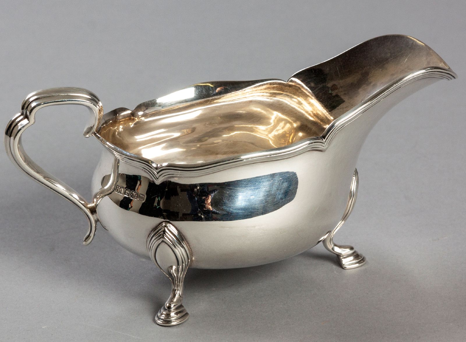 AN EDWARDIAN SILVER SAUCE BOAT, SHEFFIELD 1904, ATKIN BROS., serpentine reeded fold-over rim,