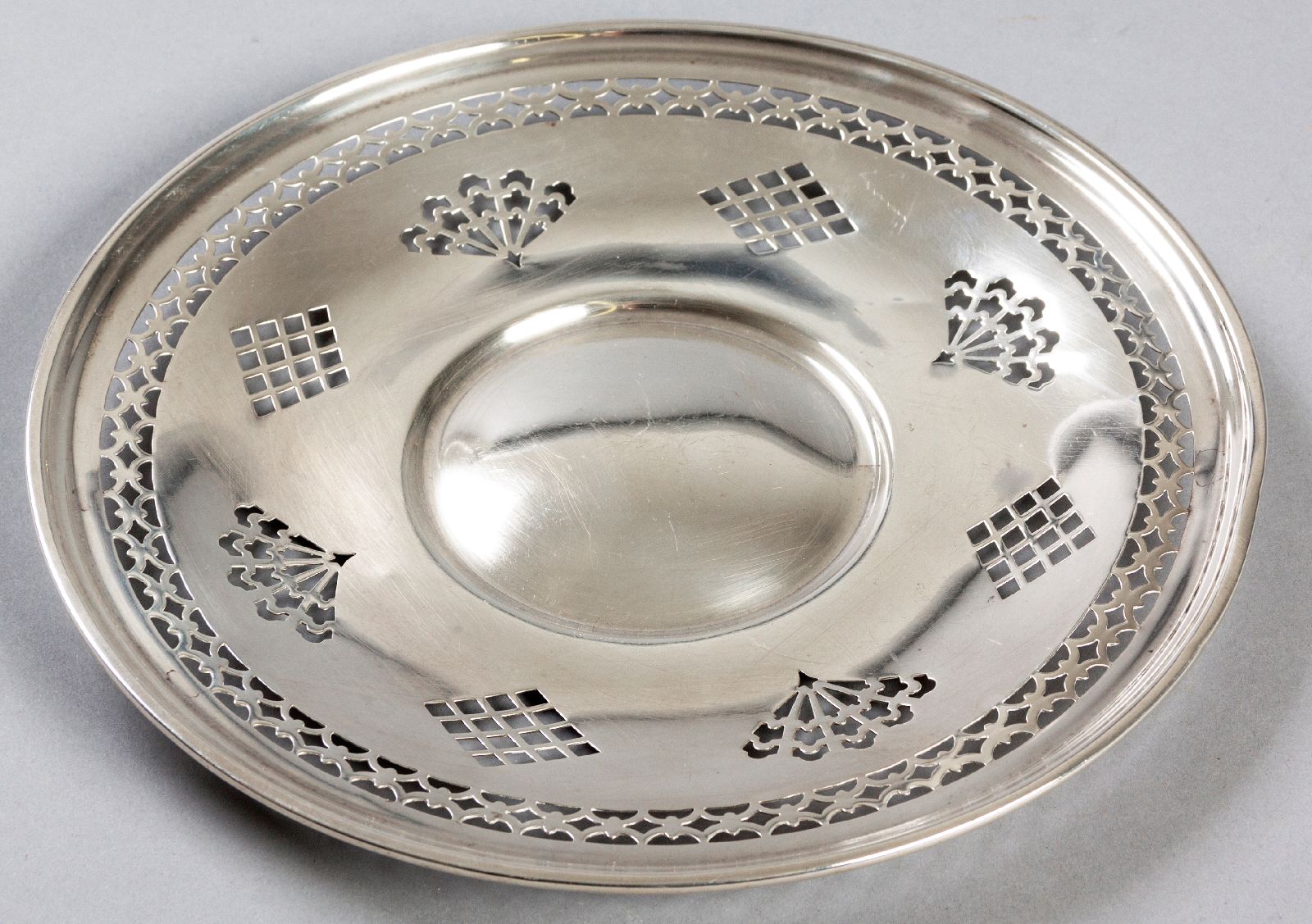 AN EDWARDIAN SILVER SALVER, SHEFFIELD 1901, MAPPIN & WEBB, of circular-form with a fold-over rim,