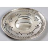 AN EDWARDIAN SILVER SALVER, SHEFFIELD 1901, MAPPIN & WEBB, of circular-form with a fold-over rim,