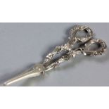 A PAIR OF EDWARDIAN SILVER GRAPE SCISSORS, LONDON 1905, F.H., the reeded handles embossed with