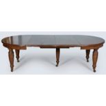 AN EDWARDIAN MAHOGANY DINING TABLE, with two extension leaves, the moulded top above a beaded