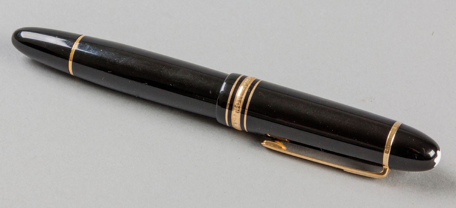 A MONT BLANC MEISTESTUCK 4810 FOUNTAIN PEN, the black body with a ribbed viewing barrel and an