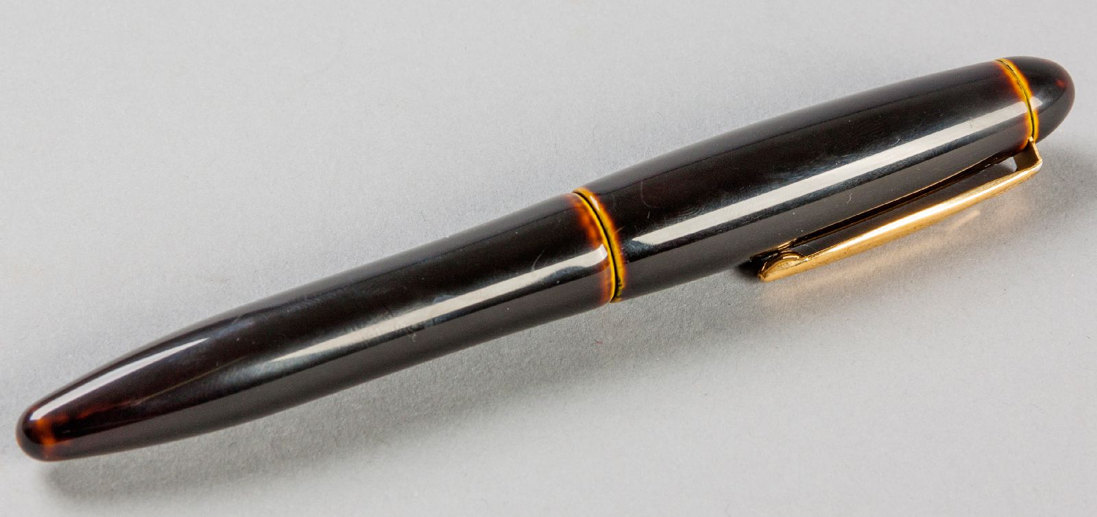 A PLATINUM PRESIDENT FOUNTAIN PEN, the black ceramic style body with an 18ct gold nib and piston