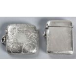 AN EDWARDIAN SILVER VESTA CASE, CHESTER 1905, C.C., hinged cover, body engraved with flowers,