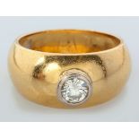 AN 18CT YELLOW GOLD AND DIAMOND SOLITAIRE RING, tube-set brilliant cut diamond of approximately 0.