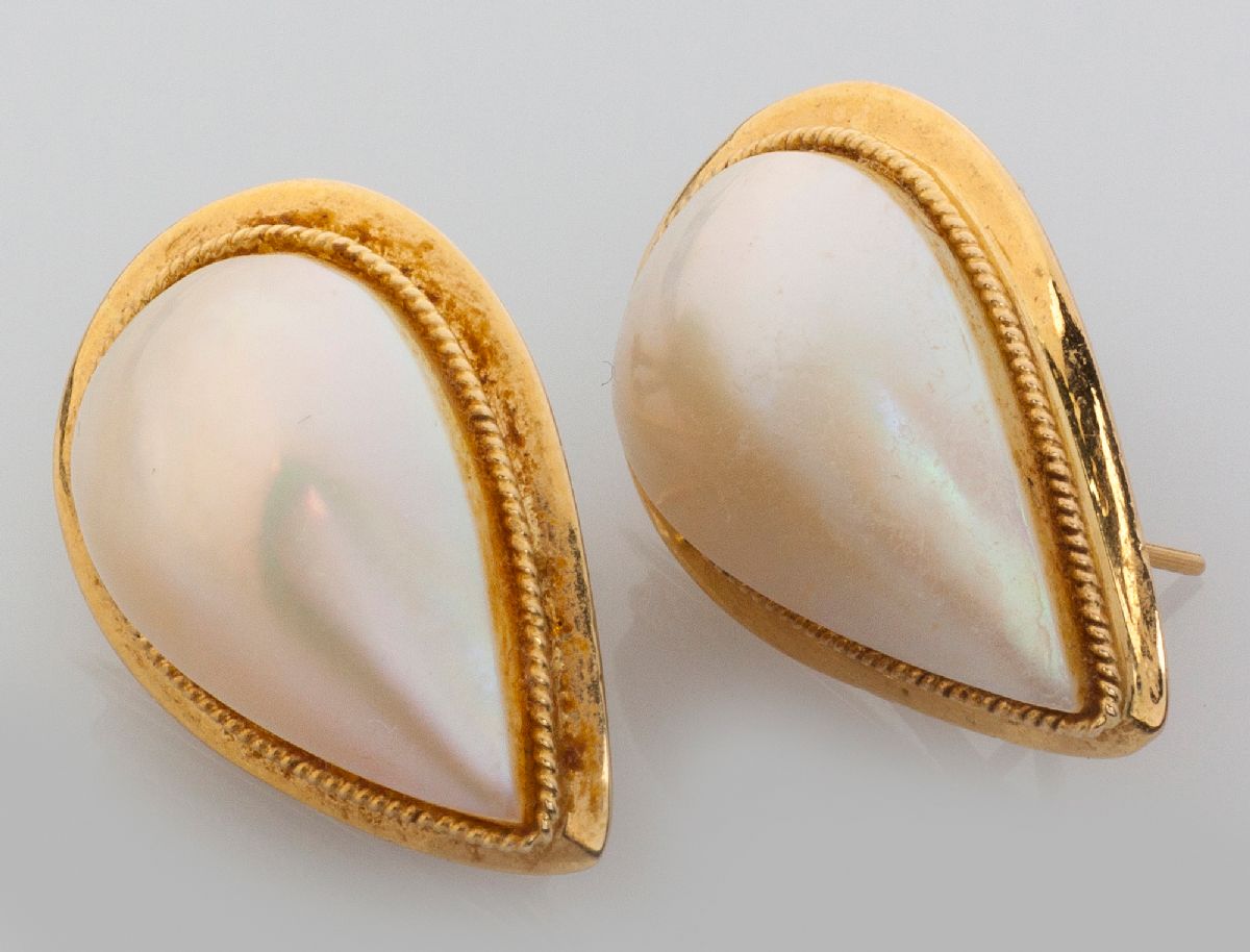 A PAIR OF 14CT YELLOW GOLD AND PEARL EARRINGS, the pear-shape mabe pearls set in a rope and plain