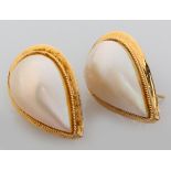 A PAIR OF 14CT YELLOW GOLD AND PEARL EARRINGS, the pear-shape mabe pearls set in a rope and plain