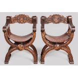 A PAIR OF 20TH CENTURY OAK KLISMOS CHAIRS, the carved backs featuring tablets with simulated coat of