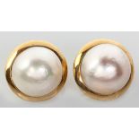 A PAIR OF 9CT YELLOW GOLD AND MABE PEARL EARRINGS, the circular pearl set in gold frame, pierced