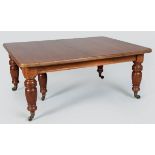 AN EDWARDIAN EXTENDING MAHOGANY DINING TABLE, the moulded extendign top with four leaves, standing