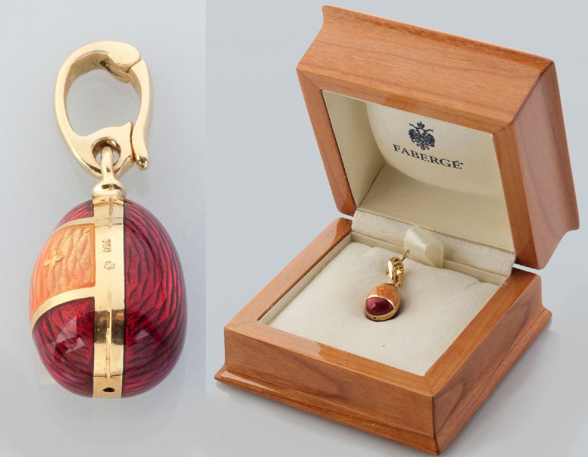 A CARL FABERGE 18CT GOLD AND RED ENAMEL EGG CHARM, the centre band stamped with "750, Faberge, 81/