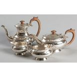 A 20TH CENTURY FOUR PIECE SILVER TEA AND COFFEE SERVICE, BIRMINGHAM 1970, MAPPIN & WEBB, comprising: