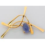 A 9CT YELLOW GOLD AND MOONSTONE BROOCH, the claw-set cabochon moonstone set on organic form bars,