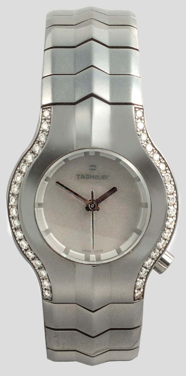 A TAG HEUER LADIES WRISTWATCH, stainless steel case and bezel on a stainless steel bracelet, the