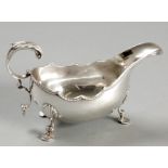 A SILVER SAUCE BOAT, BIRMINGHAM 1969, W.W., gadroon serpentine rim applied to a plain body, with