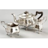 AN EDWARDIAN SILVER THREE PIECE TEA SET, BIRMINGHAM 1907, H & A, comprising of a teapot, creamer and