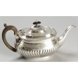 AN EDWARDIAN SILVER TEAPOT, LONDON 1906, CARRINGTON & CO., hinged top with removable fruitwood