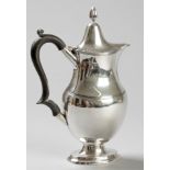 A VICTORIAN SILVER COFFEE POT, CHESTER 1901, GN. RN., hinged cover with attached flame finial,