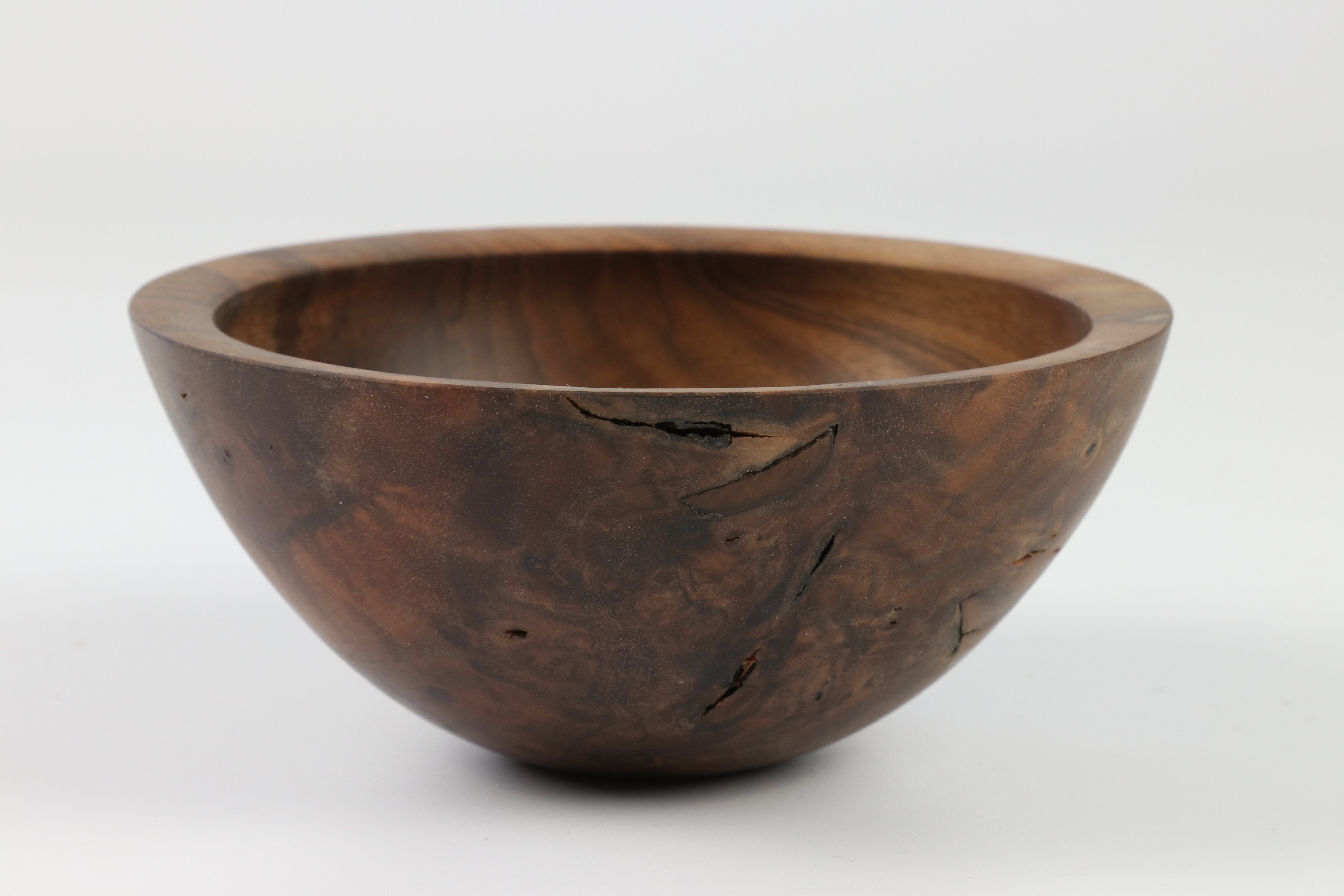 Les Thorne (UK) walnut bowl 6x14cm. Signed