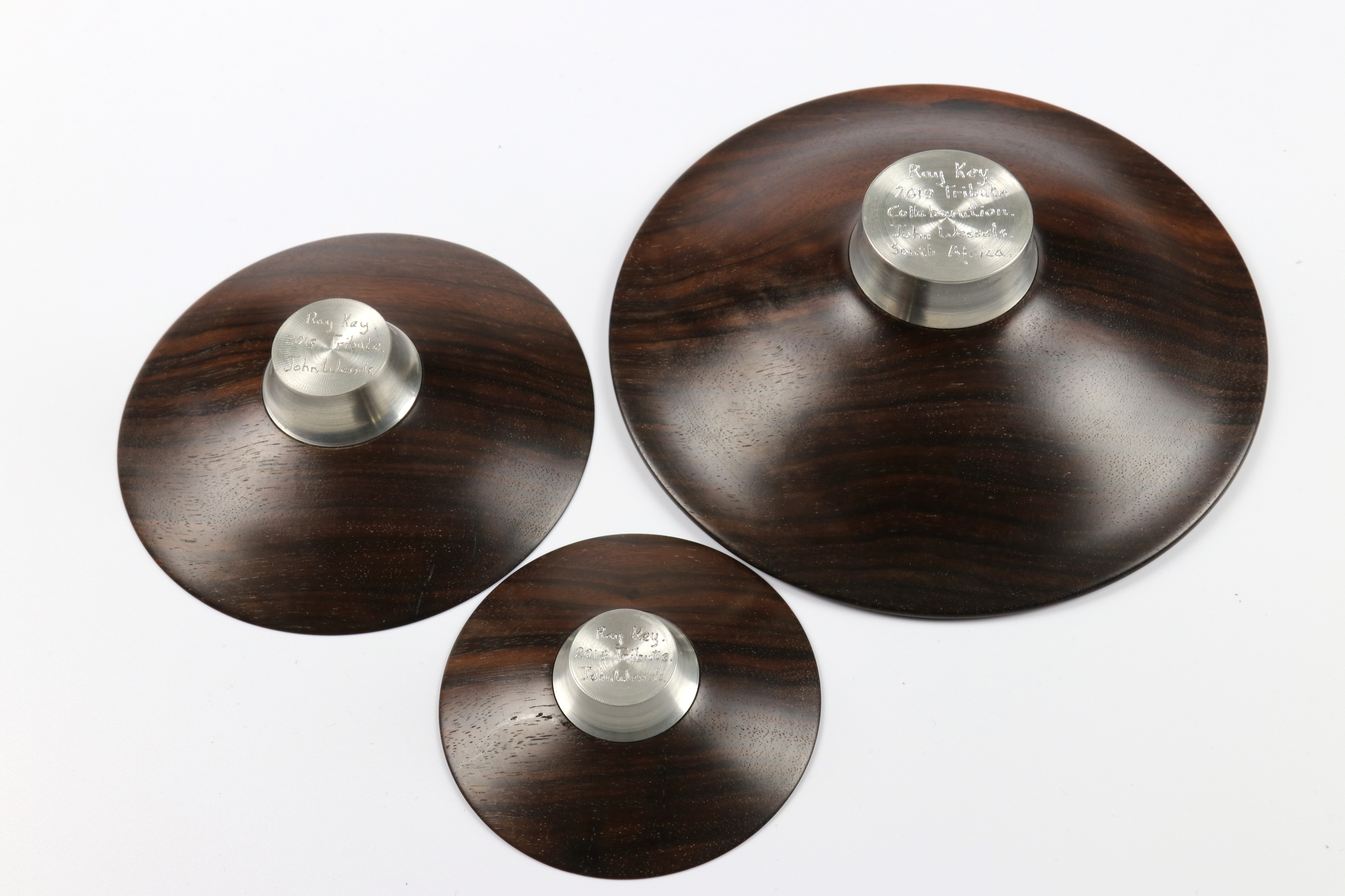 John Wessels (South Africa) striped ebony and pewter nest of three bowls 5x15, 3x13 and 2x8cm. - Image 4 of 5