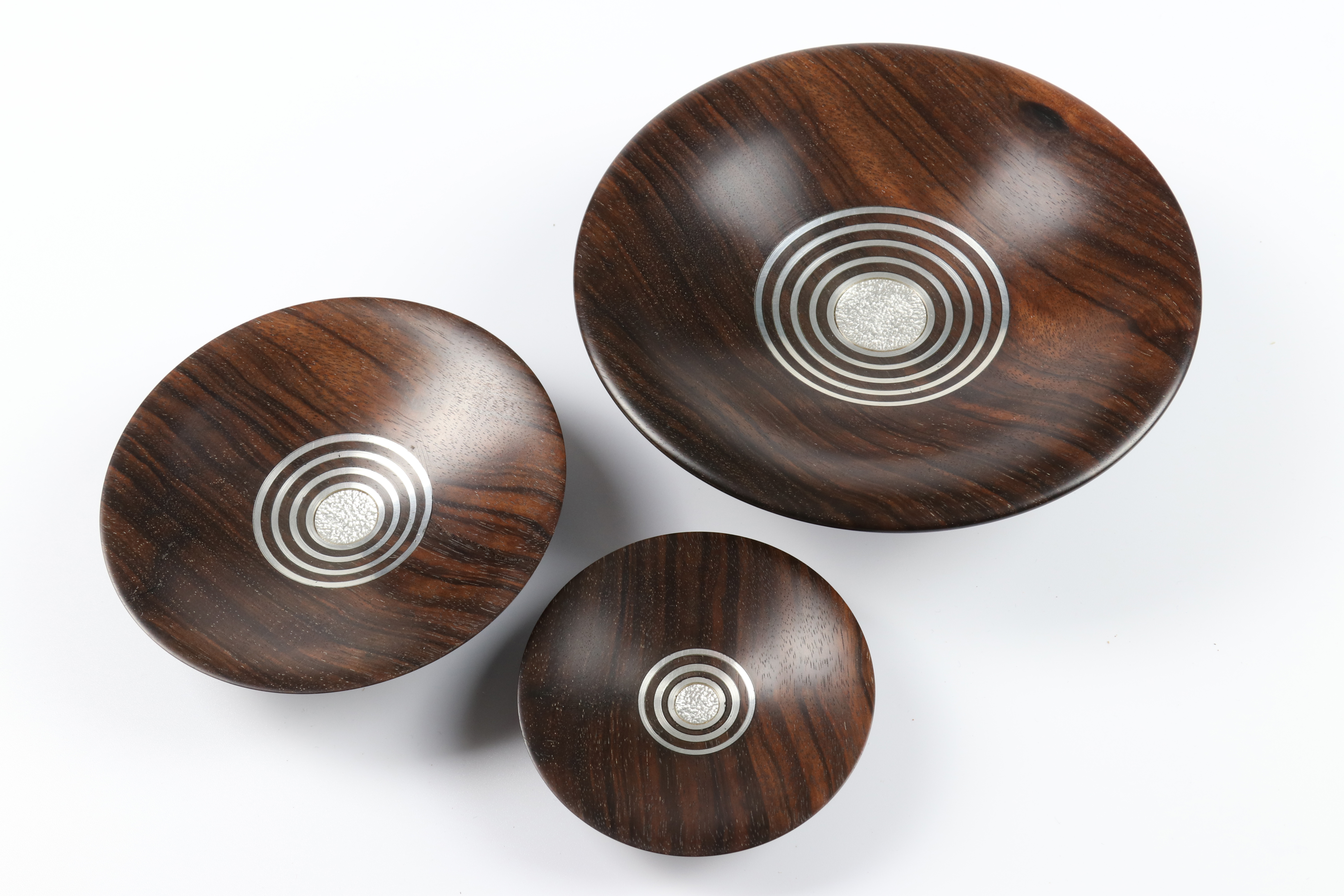 John Wessels (South Africa) striped ebony and pewter nest of three bowls 5x15, 3x13 and 2x8cm. - Image 3 of 5