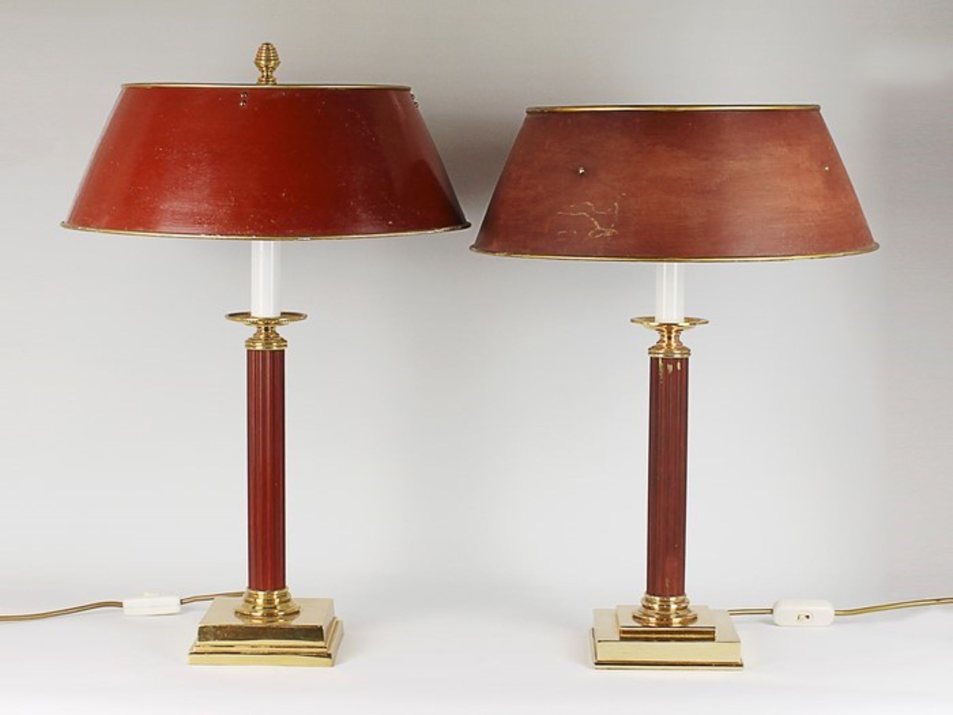 Paar TischlampenMetall, goldfarben u. rot gefasst, 2-flammig, quadratischer Fuß, kannelierter