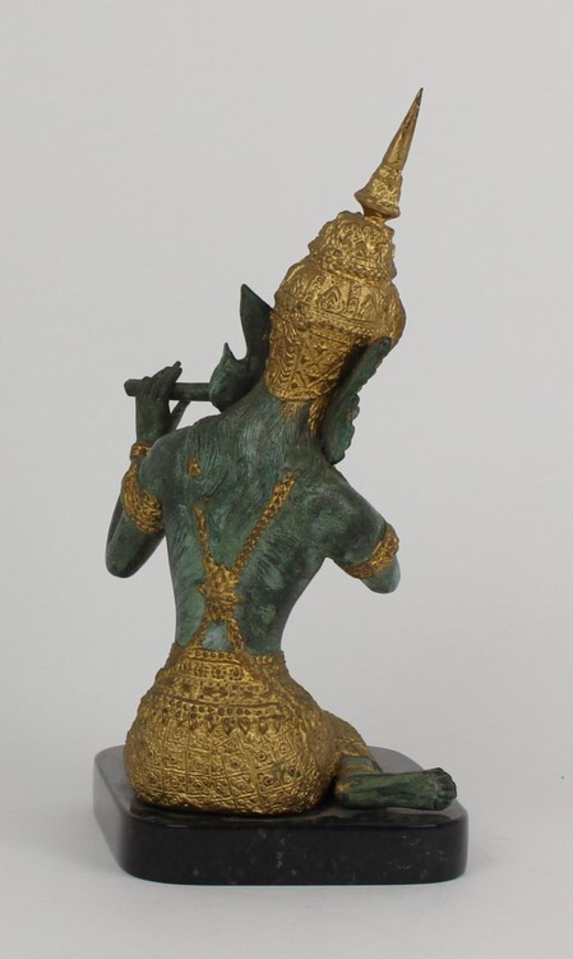 Figur20.Jh., Südasien, Bronze, grün patiniert, partiell goldstaff., vollplastische Figur einer - Bild 2 aus 2