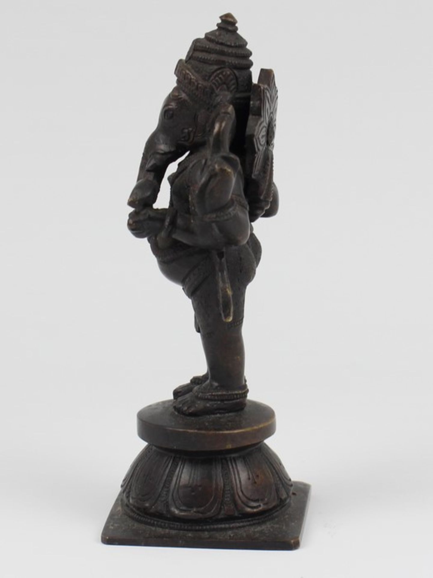 Figur - Indien20.Jh., Bronze, schwarz patiniert, vollplastische Figur d. Gottheit - Ganesha, m. - Bild 2 aus 4