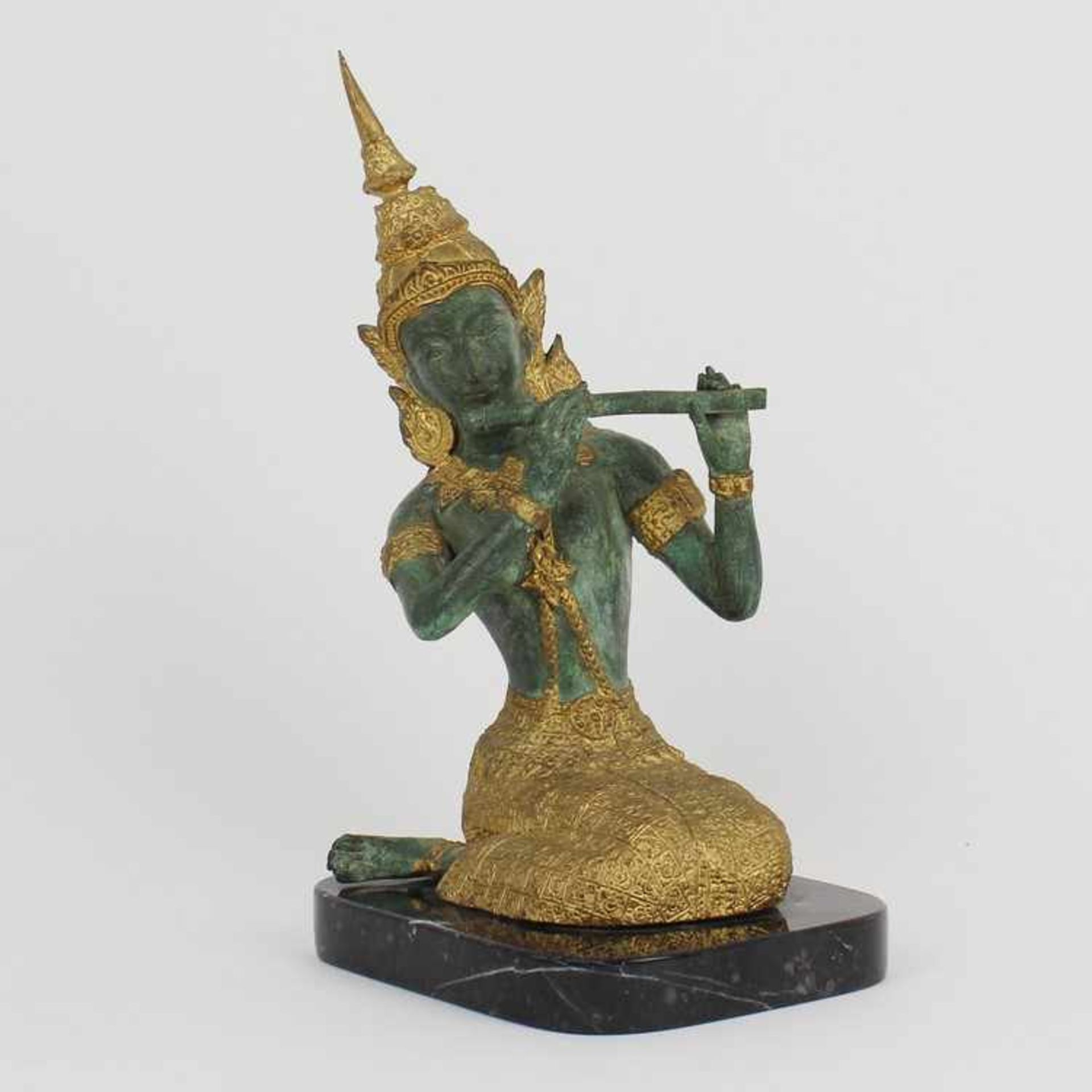 Figur20.Jh., Südasien, Bronze, grün patiniert, partiell goldstaff., vollplastische Figur einer