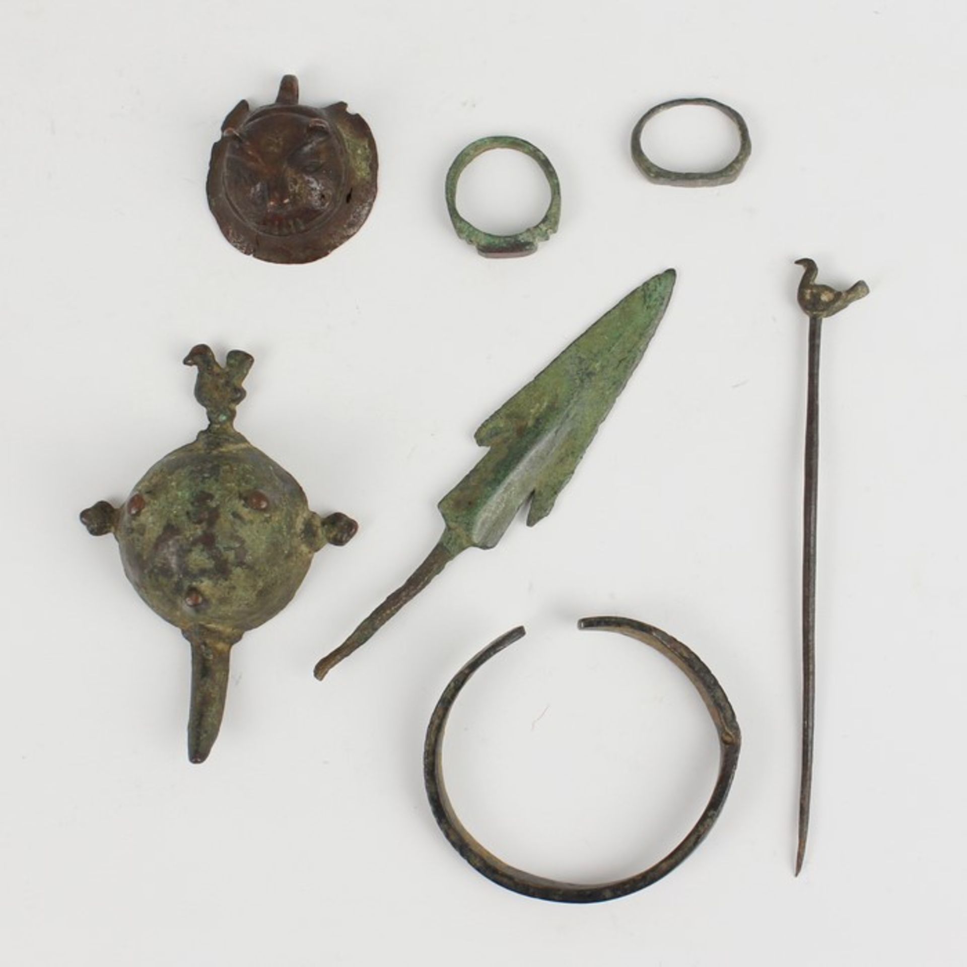 Konvolut7 St., Bronze, tlw. grün patiniert, versch. Teile,1x Armspange in Schlangenform, 2x Ringe,