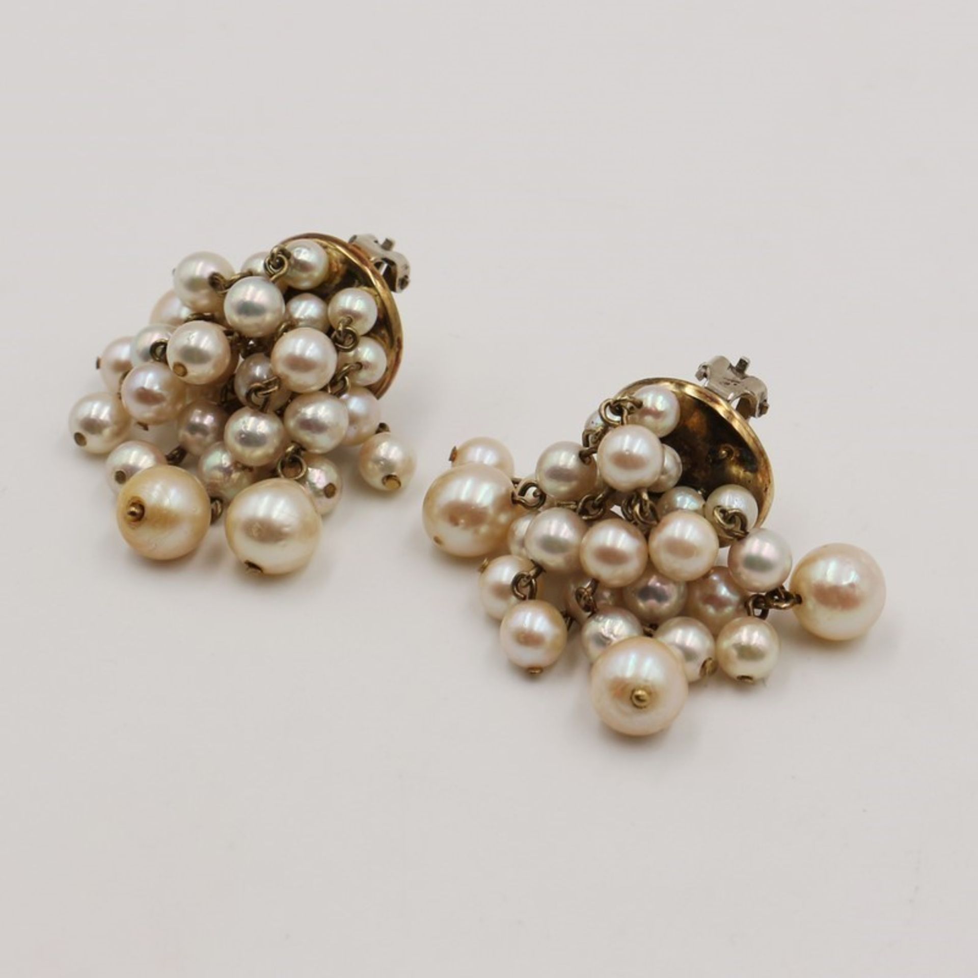 Perlen - OhrclipsGG 585, besetzt mit versch. gr. traubenförmig angeordneten u. beweglichen Perlen-